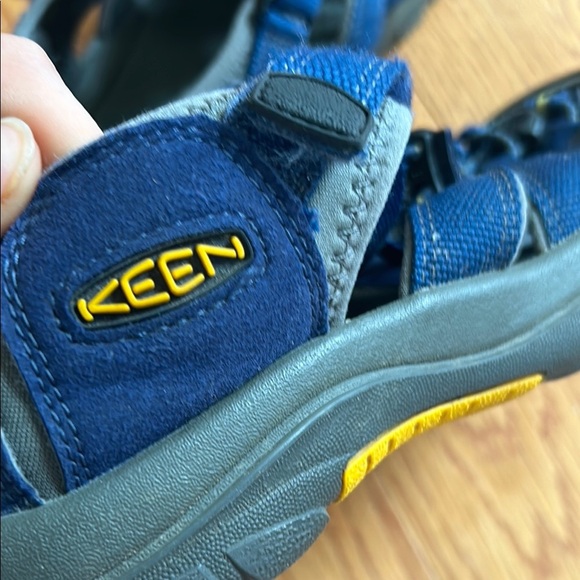 KEEN youth size 6 Outdoor Sandals grey waterproof washable durable like new - Picture 5 of 13